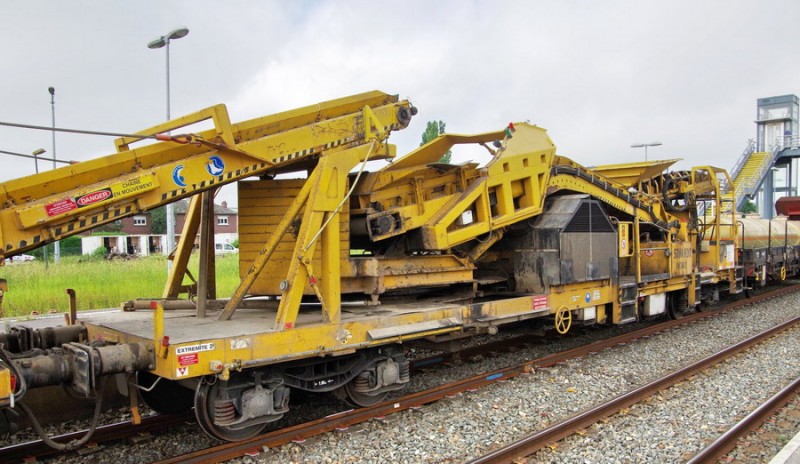 99 87 9 352 570-5 SDM 800 n°342 (2018-05-30 gare de Chaulnes) (1).jpg