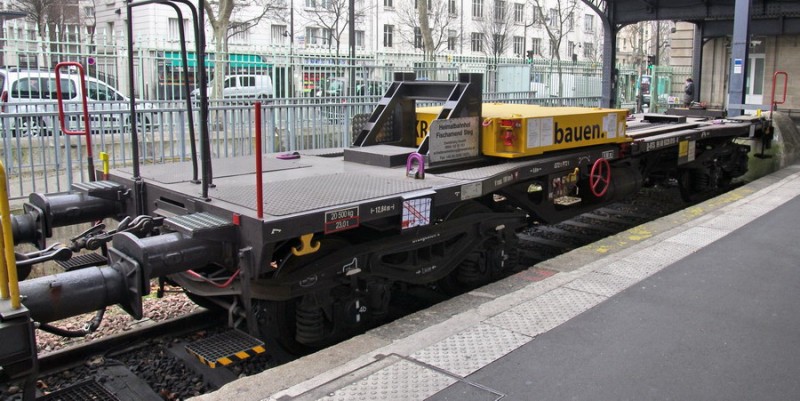 Grue Kirow (2015-03-21 gare de Paris Est) (2).jpg (166.55 Kio) Vu 8153 fois Grue Kirow (2015-03-21 gare de Paris Est) (2).jpg