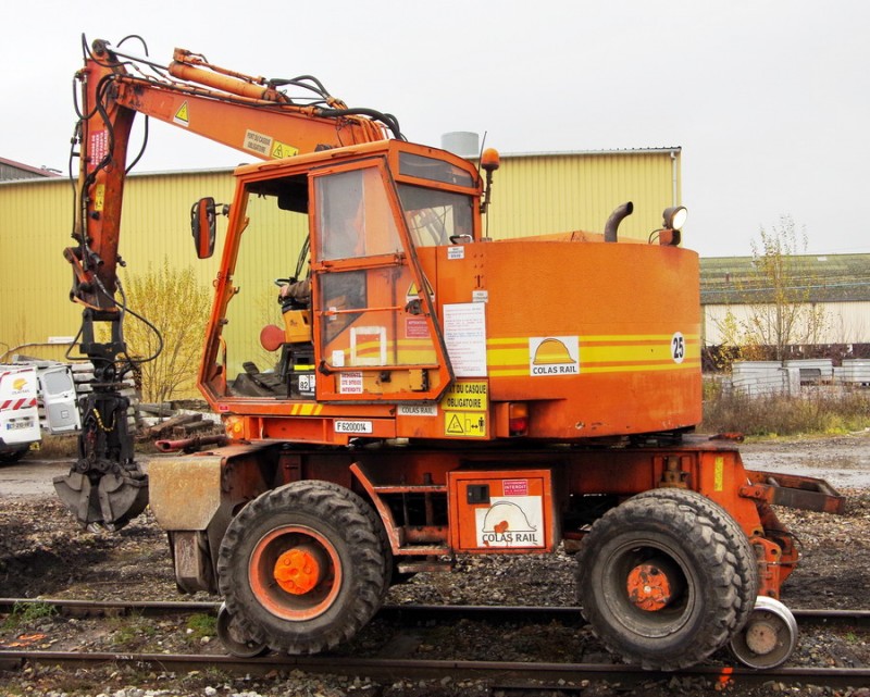 CASE 688B (2018-11-26 Longueau) Colas Rail F 6200014 (8).jpg