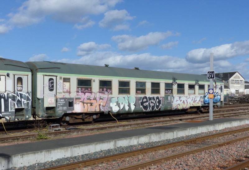 80 87 979 0 650-6 Uas H55 0 F-SNCFR (2019-03-11 gare de Joué-les-Tours) (1).jpg (184.75 Kio) Vu 8750 fois 80 87 979 0 650-6 Uas H55 0 F-SNCFR (2019-03-11 gare de Joué-les-Tours) (1).jpg