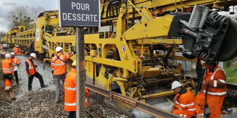 une-soixantaine-d-ouvriers-suivent-le-train-usine-au-fil-de-la-voie-ferree.jpg