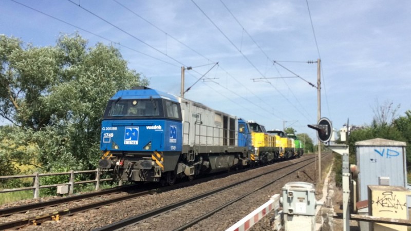 G 2000 BB 5001749 (2019-06-25 prés de Metz) + 79007 + 79008 + 4185 023-6.jpg (145.61 Kio) Vu 9829 fois G 2000 BB 5001749 (2019-06-25 prés de Metz) + 79007 + 79008 + 4185 023-6.jpg