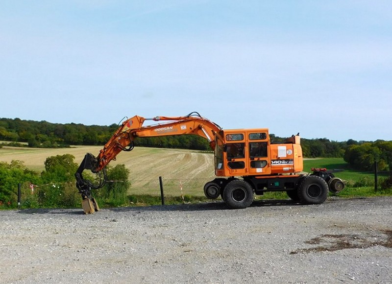 DOOSAN Solar 140WV-RW (2019-08-21 Poix-de-Picardie) Delcourt Rail D3 (0).jpg