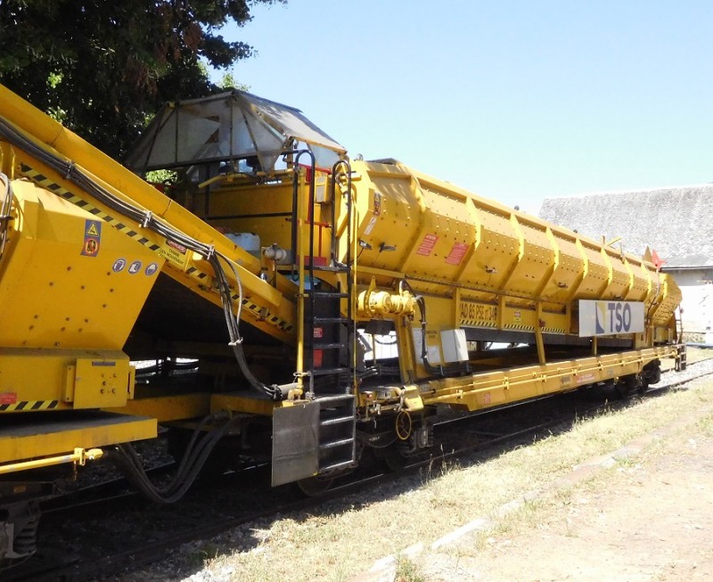 VAD 85 PSE - 99 87 9 352 573-9 - TSO (Ex E-Génie) Vic-sur-Cère 07-2022 (3).JPG