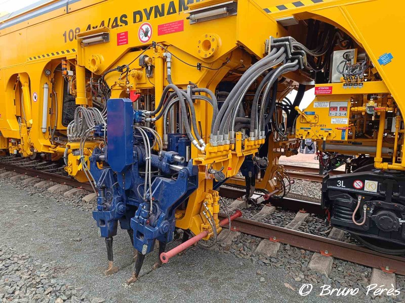 108-4x4-4S Dynamic - 99 87 9 123 006-8 - TVF (9) (light).jpg