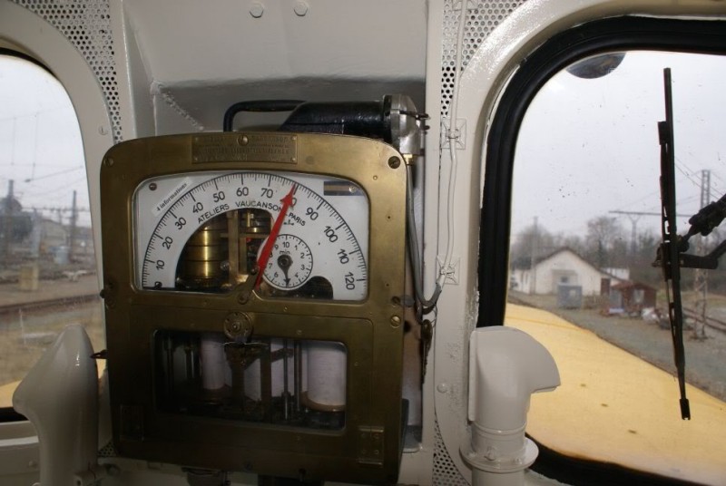 V211_520_6_cab_3.jpg