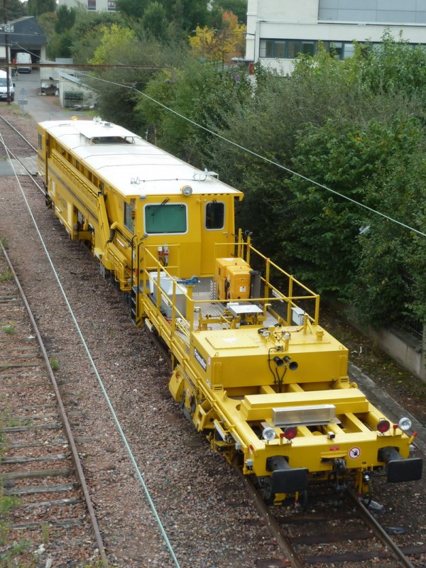 99 87 9 122 052-5 Type 108-16 GS 4 (2013-10-22 Tours) Bourreuse de ligne SNCF (6).jpg