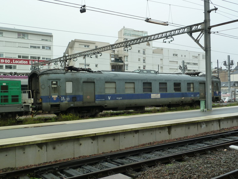 80 87 979 0 401-4 Uas (2013-11-12 gare de Tours) + 69490 (2).jpg