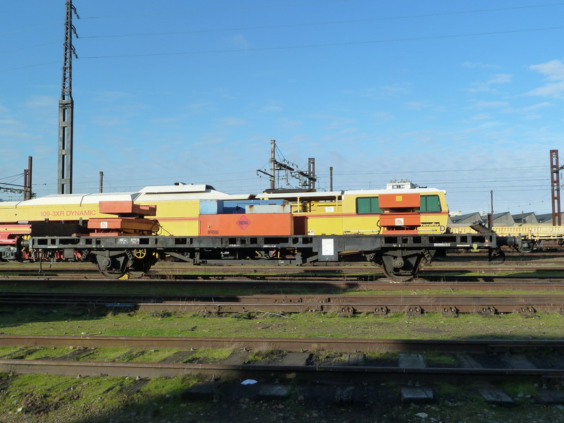 99 87 9 383 746-4 (2014-01-20 St Pierre des Corps) Wagon plat essieux (1).JPG