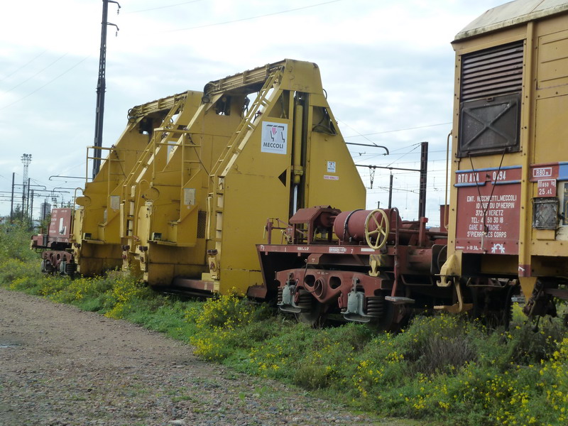 99 87 9 359 512-0 (2013-10-20 St Pierre des Corps) Wagon surbaissé porte Portique Meccoli (4).jpg