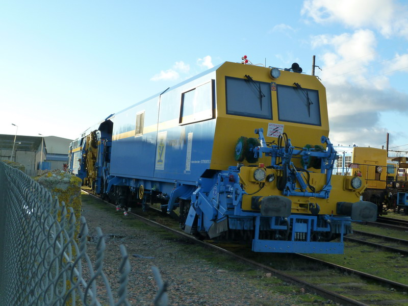 99 87 9 124 539-7 Type B 66 UC (2013-12-29 St Pierre des Corps) Bourreuse Vecchietti (7).jpg