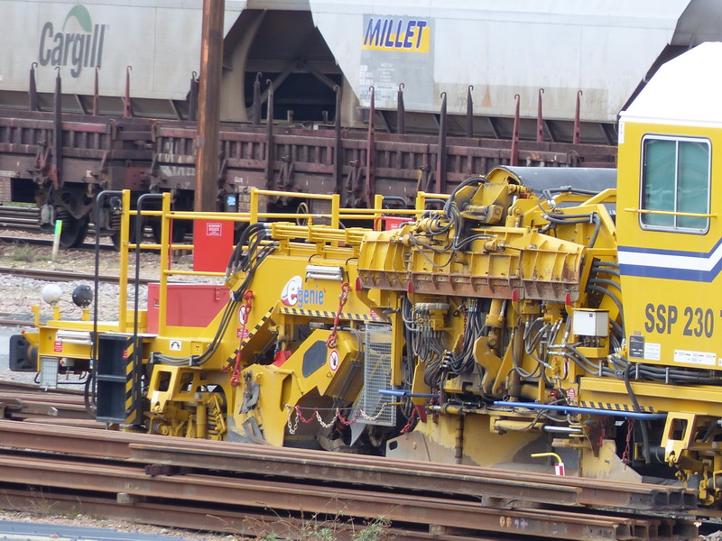 SSP 230 T Dynamie 99 87 9 125 524-8 E.Génie (2014-03-02 base Infra-SNCF St Pierre des Corps) (2).jpg