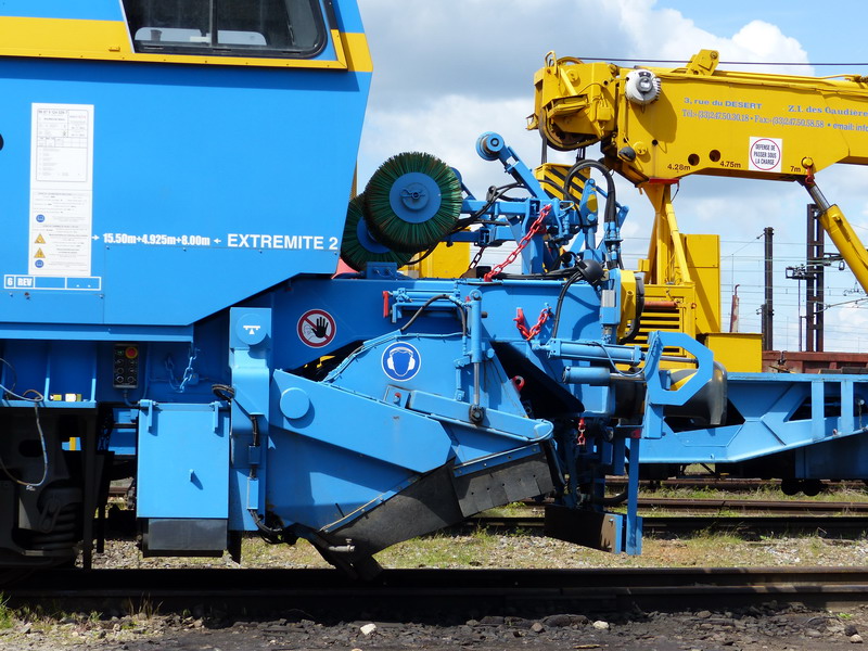 99 87 9 124 539-7 Type B 66 UC (2014-05-14 St Pierre des Corps) Bourreuse Vecchietti (2).jpg