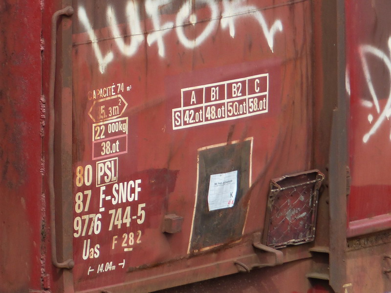 80 87 977 6 744-5 Uas F28 2 F SNCF-PSL (2014-04-02 St Pierre des Corps) (2).jpg