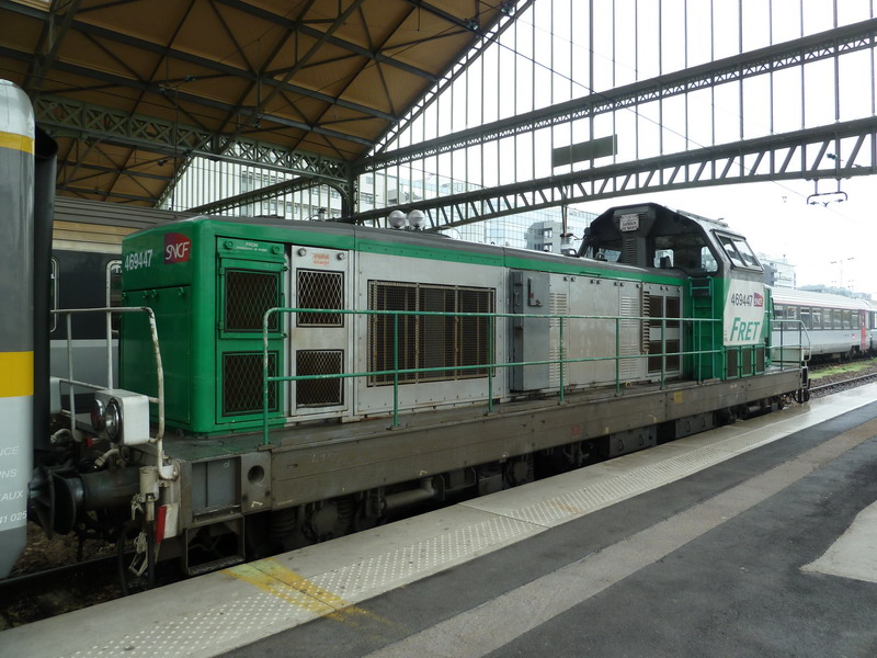 69447 (2013-11-12 gare de Tours) V.H + voiture I.E.S 142 (4).jpg