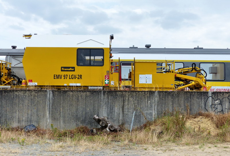 99 87 9 128 318-2 EMV 97 LGV-2R (2015-06-13 Infrapôle LGV A de SPDC) SNCF-PRG (2).jpg