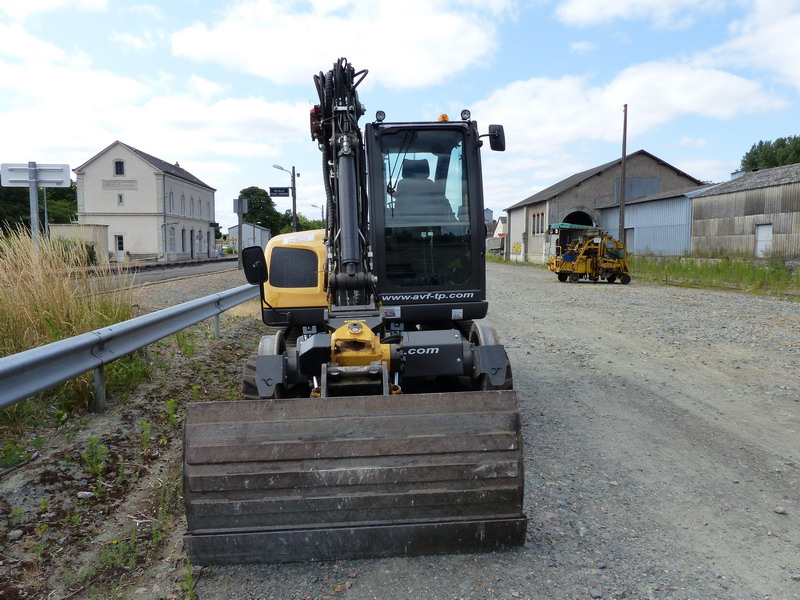 Mecalac 8 MCR rail-rood (2015-07-14 gare de Neuillé Pont-Pierre) AVF TP M3 (7).jpg