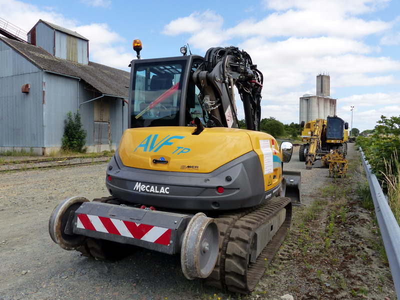 Mecalac 8 MCR rail-rood (2015-07-14 gare de Neuillé Pont-Pierre) AVF TP M3 (6).jpg