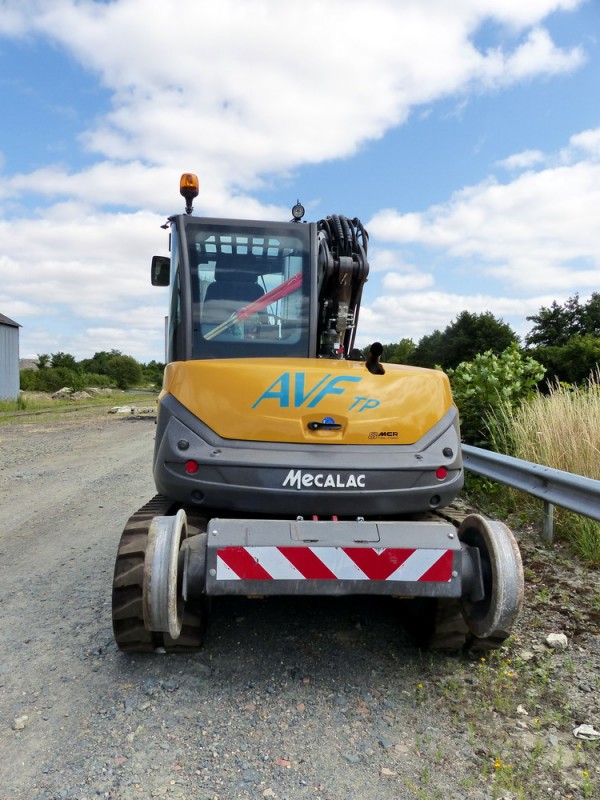 Mecalac 8 MCR rail-rood (2015-07-14 gare de Neuillé Pont-Pierre) AVF TP M3 (5).jpg