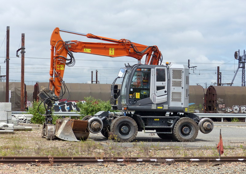 (7) Hitachi D 2R - ZX 170 PRR (2015-05-23 SPDC).jpg