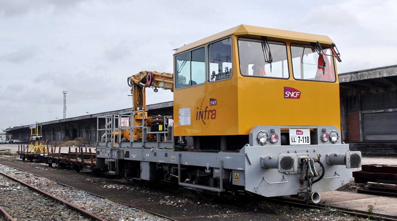 99 87 9 285 218-3 (2014-10-2014 gare de Saint Quentin) DU 84 C 7.118 SNCF-LL (1).jpg