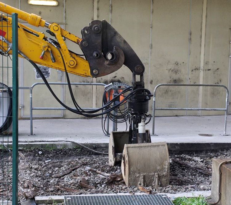 Doosan DX 160 VV Rail Way (2016-01-13 gare de Paris Austerlitz) TLF (1).jpg