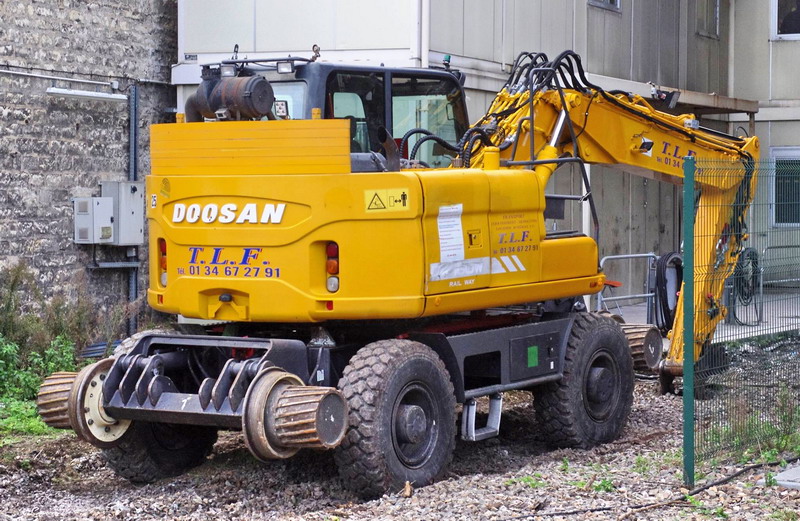 Doosan DX 160 VV Rail Way (2016-01-13 gare de Paris Austerlitz) TLF (6).jpg
