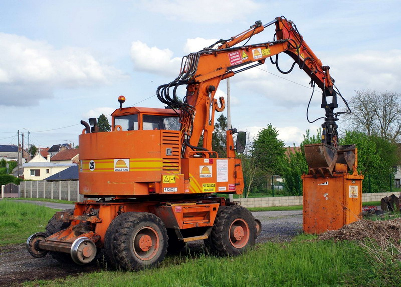 CASE 688 P (2015-05-07 gare de Mézières sur Oise 02) Colas Rail F 6200014 (4).jpg