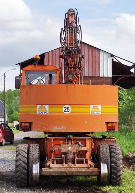 CASE 688 P (2015-05-07 gare de Mézières sur Oise 02) Colas Rail F 6200014 (3).jpg