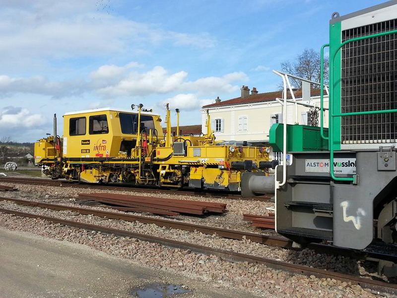 99 87 8 228 007-0 (2016-03-29 gare de Cravant Bazarnes) EMV 90 SNCF-PSE (1).jpg