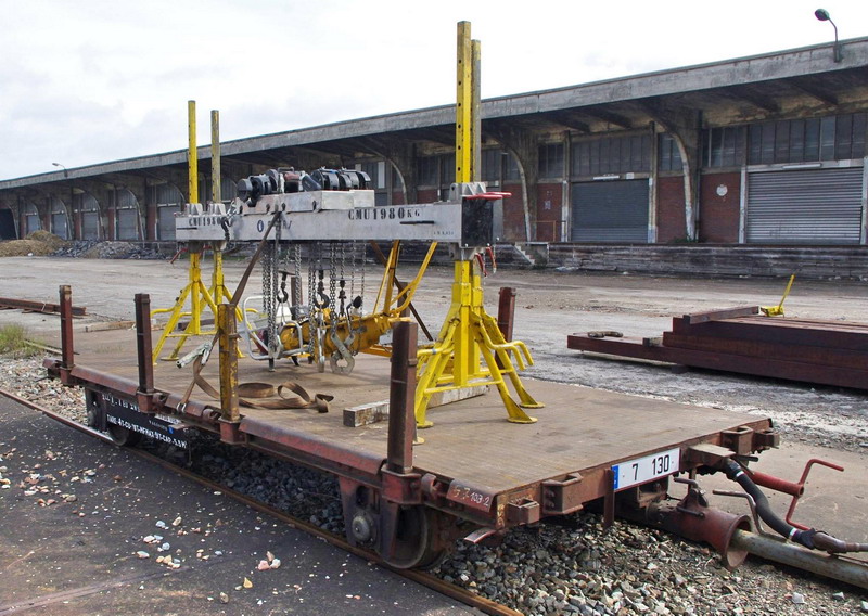 99 87 9 750 108-2 SNCF-LL (2014-10-23 gare de Saint Quentin) + DU 84 C 7.118 SNCF-LL (4).jpg