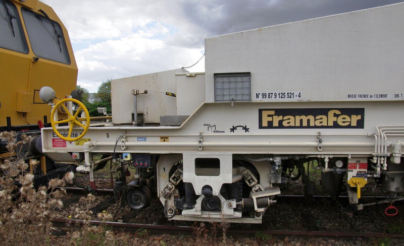 99 87 9 125 521-4 Type SSP 230 T Dynamic (2016-08-20 gare de Chaulnes) Eiffage-Pichenot Bouillé (31).jpg