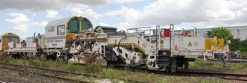 99 87 9 125 521-4 Type SSP 230 T Dynamic (2016-08-20 gare de Chaulnes) Eiffage-Pichenot Bouillé (49).jpg