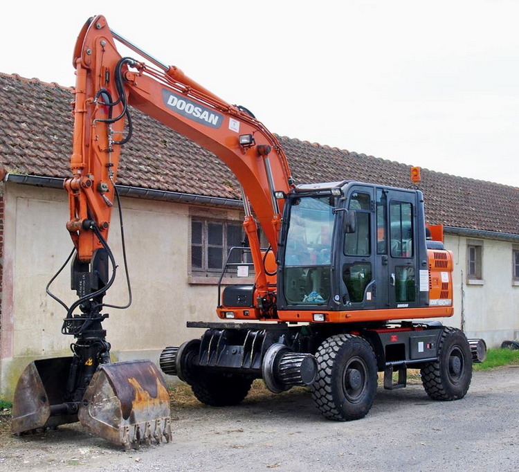 Doosan DX 160W RR (2016-08-27 gare de Ham) SA Labaere (1).jpg