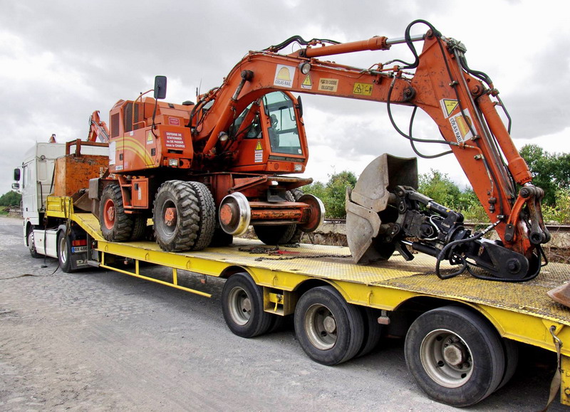 CASE 788 Plus Compact (2016-08-29 gare de Ham) Colas Rail F 6200043 (1).jpg