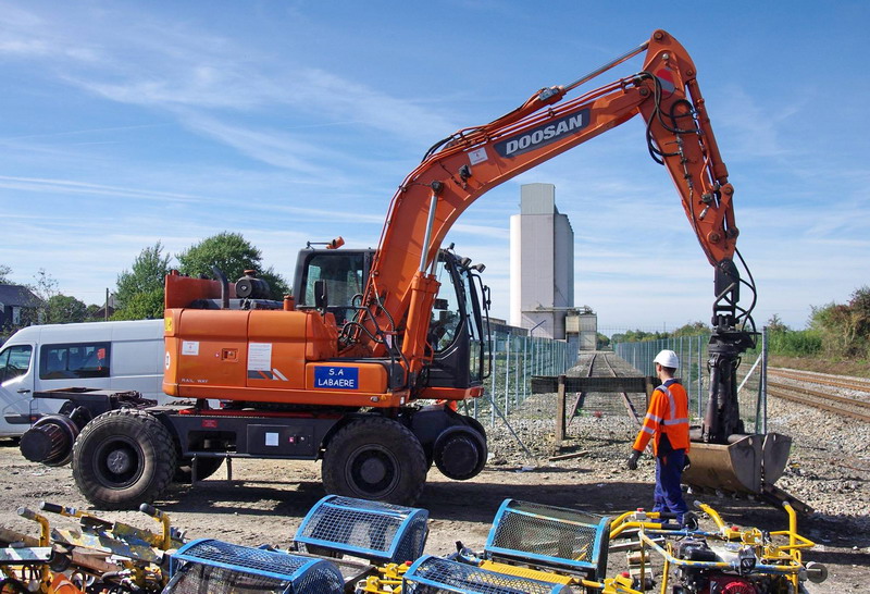 Doosan DX 160W RR (2016-09-27 Flavy le Martel) SA Labaere (1).jpg