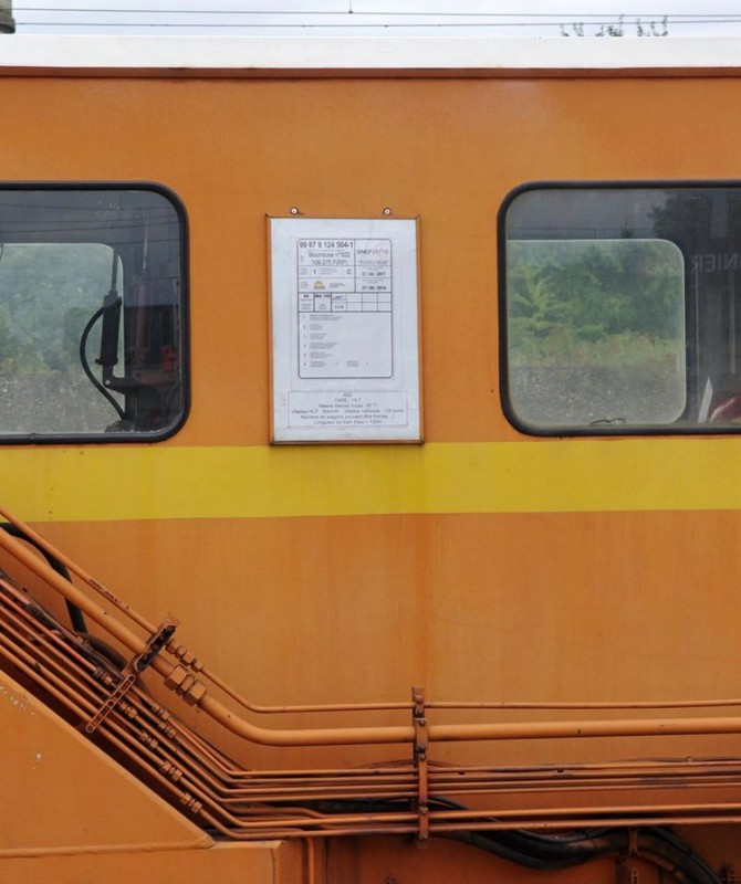 99 87 9 124 504-1 - 108-275 FRP (2013-08-12 gare de Saint Quentin) Colas Rail (21).jpg