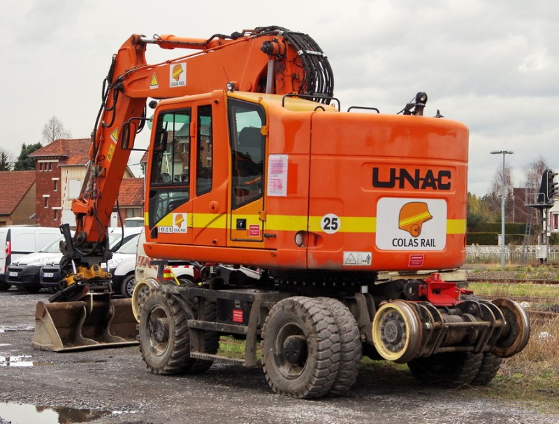 UNAC 22 TRR (2018-03-29 Chaulnes) Colas Rail D 100 2515 (2).jpg